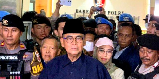 Pimpinan Ponpes Al Zaytun Panji Gumilang usai diperiksa di Bareskrim Polri, Kebayoran Baru, Jakarta Selatan, Senin (3/7/2023)