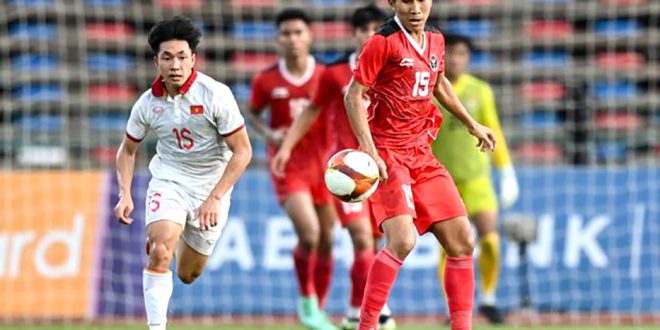 Taufany Muslihuddin (kanan) menjadi buah bibir setelah Timnas Indonesia U-22 mengalahkan Vietnam U-22. Foto: ANTARA FOTO/Muhammad Adimaja